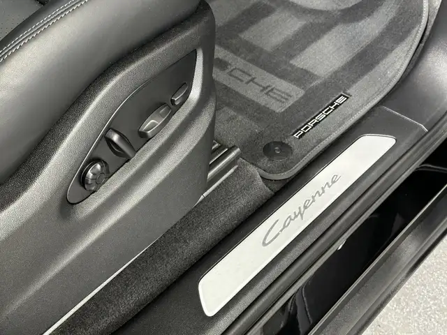 Porsche Cayenne view 27
