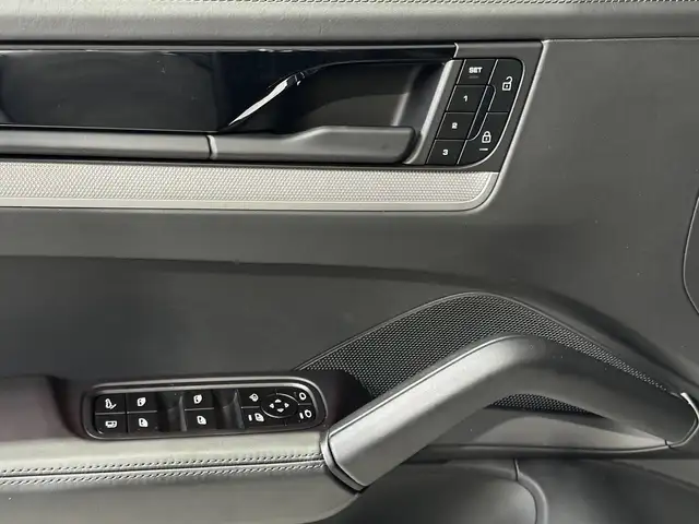 Porsche Cayenne view 23