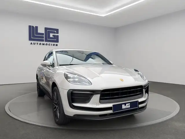 Porsche Macan view 3