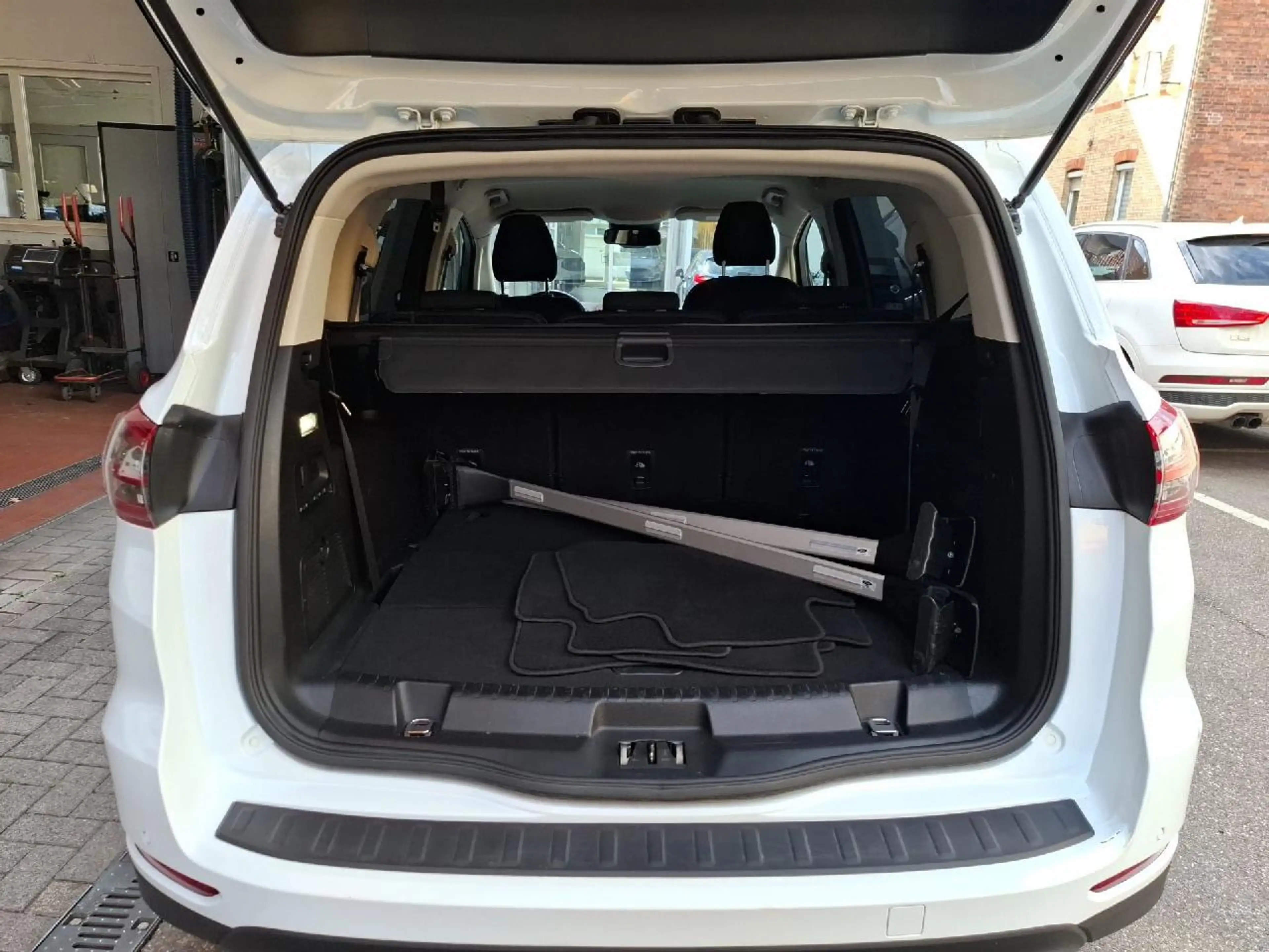 Ford S-Max Titanium — photo 12