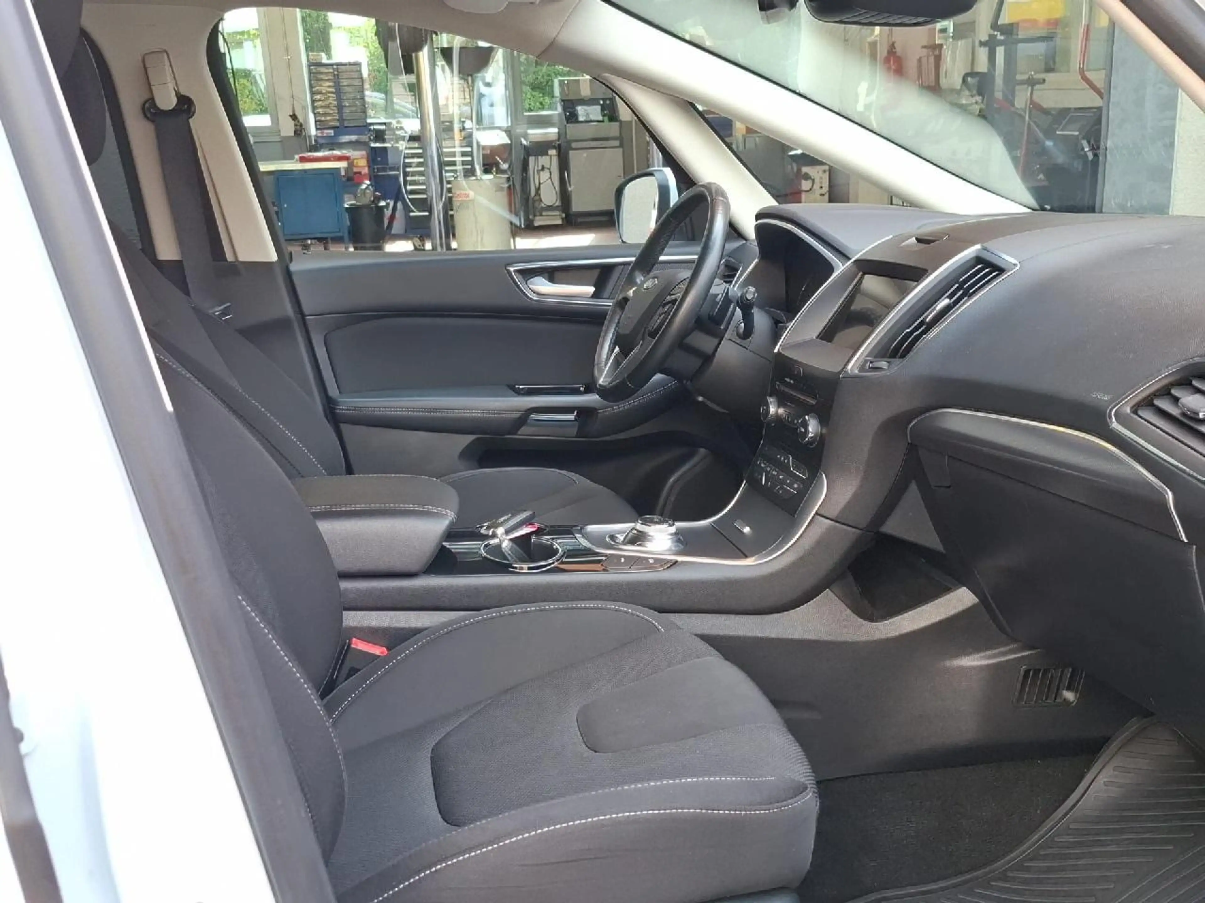 Ford S-Max Titanium — photo 14