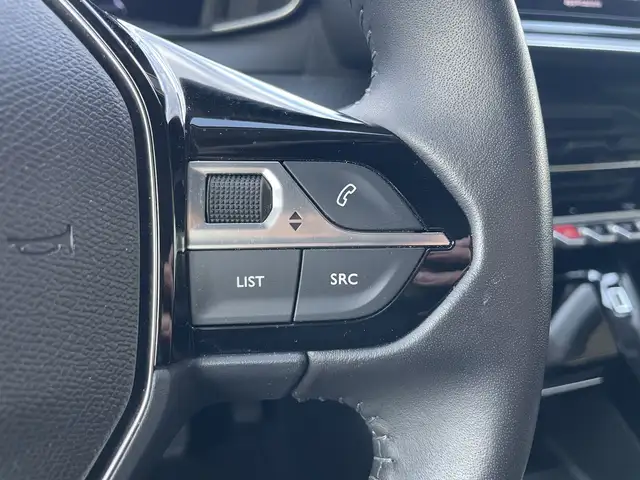Peugeot 208 view 11