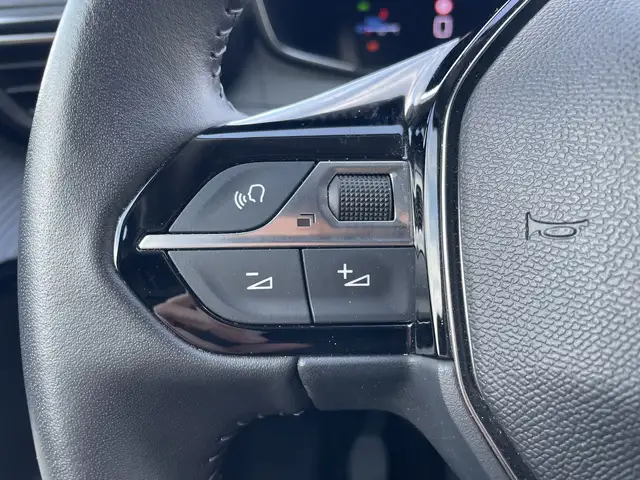 Peugeot 208 view 10