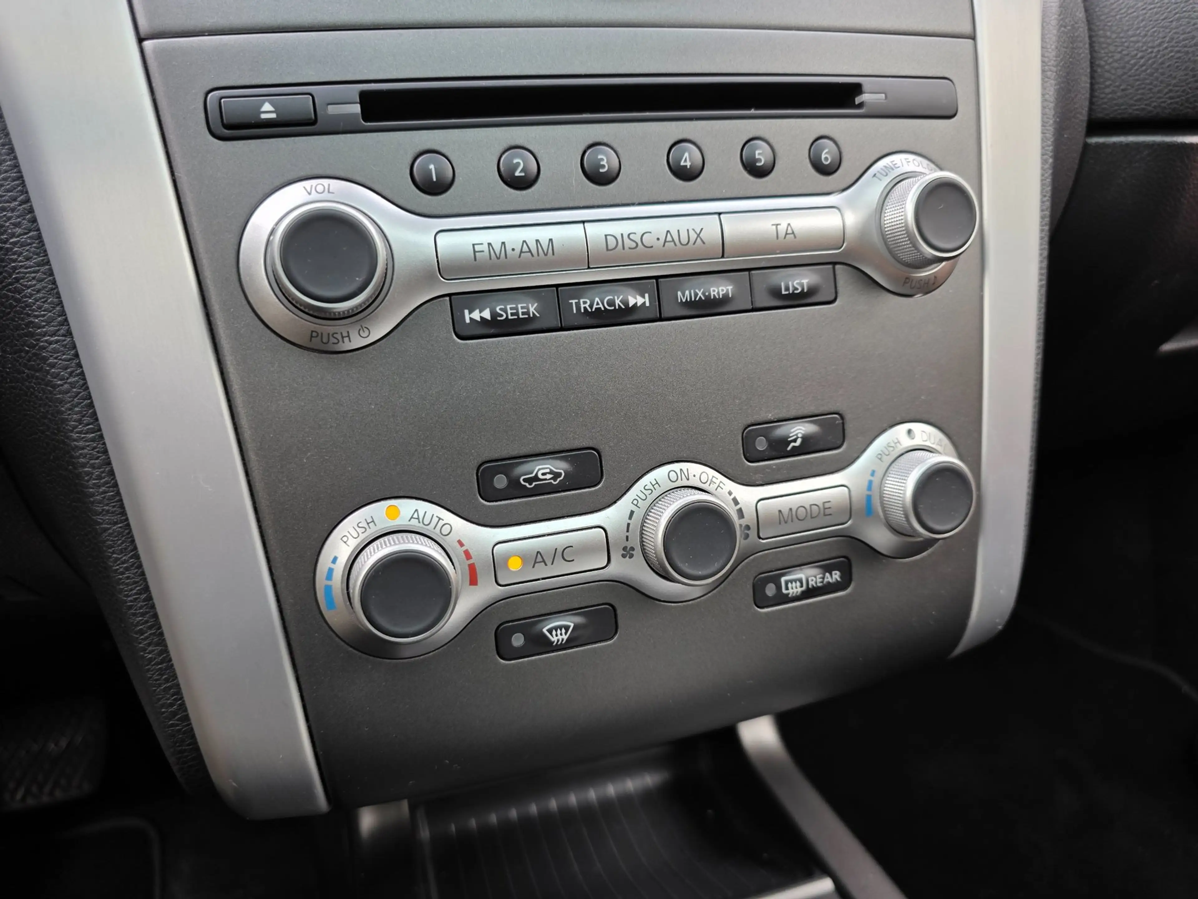 Nissan Murano 3.5 V6 / PANO / LEDER / CLIMATE / CAMERA / KEYLESS — photo 43