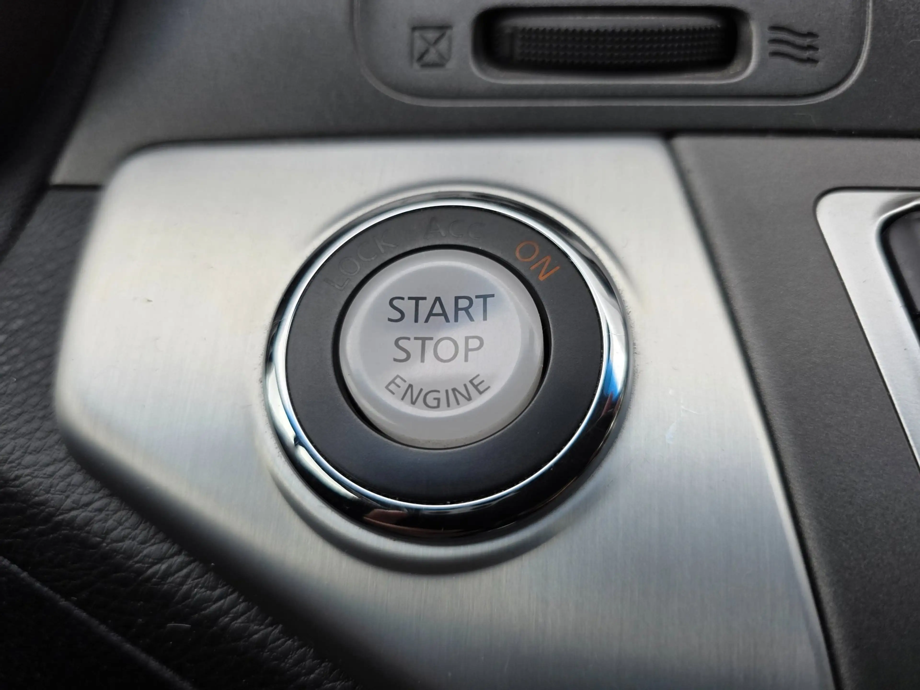 Nissan Murano 3.5 V6 / PANO / LEDER / CLIMATE / CAMERA / KEYLESS — photo 45