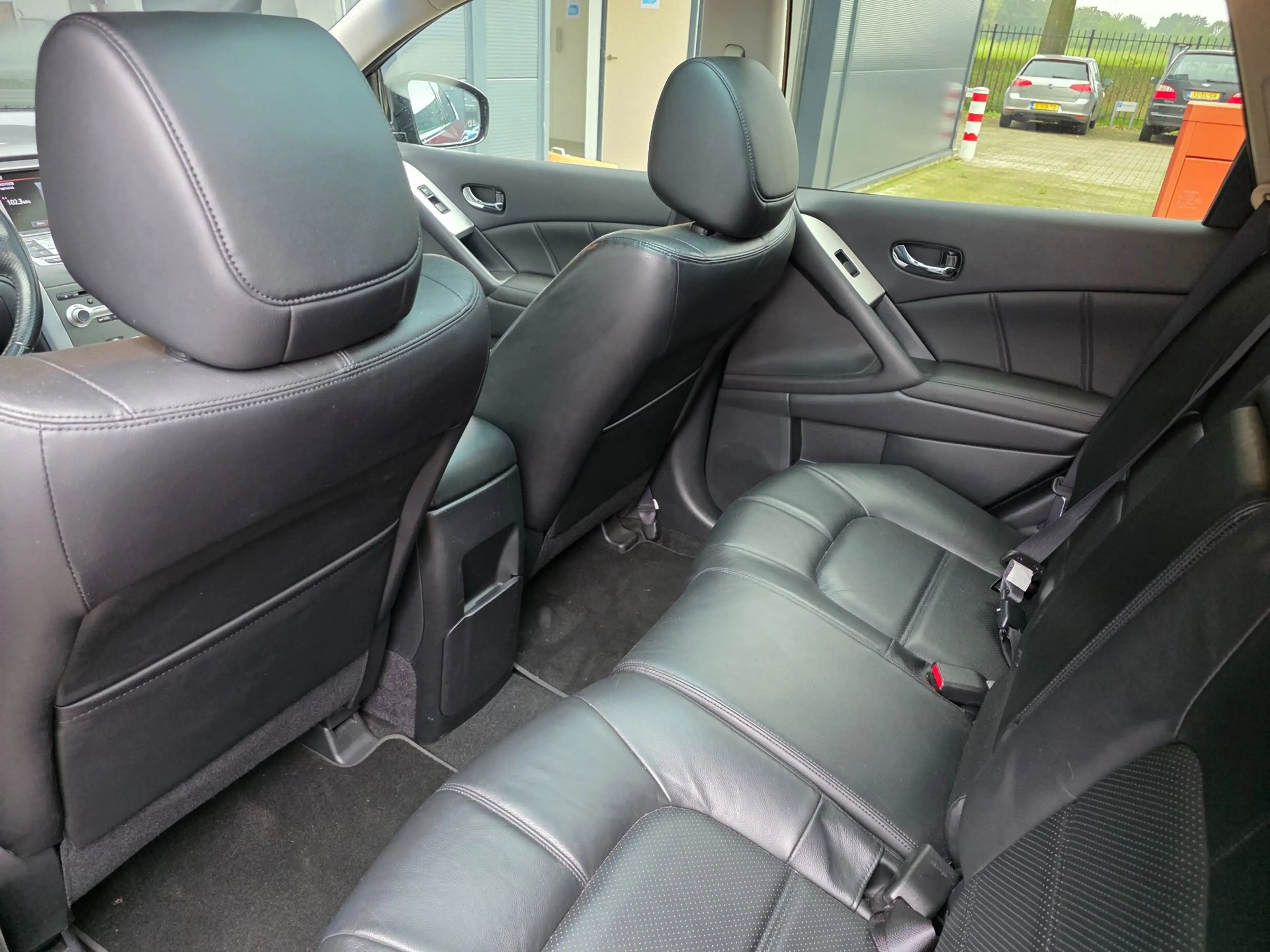 Nissan Murano 3.5 V6 / PANO / LEDER / CLIMATE / CAMERA / KEYLESS — photo 33