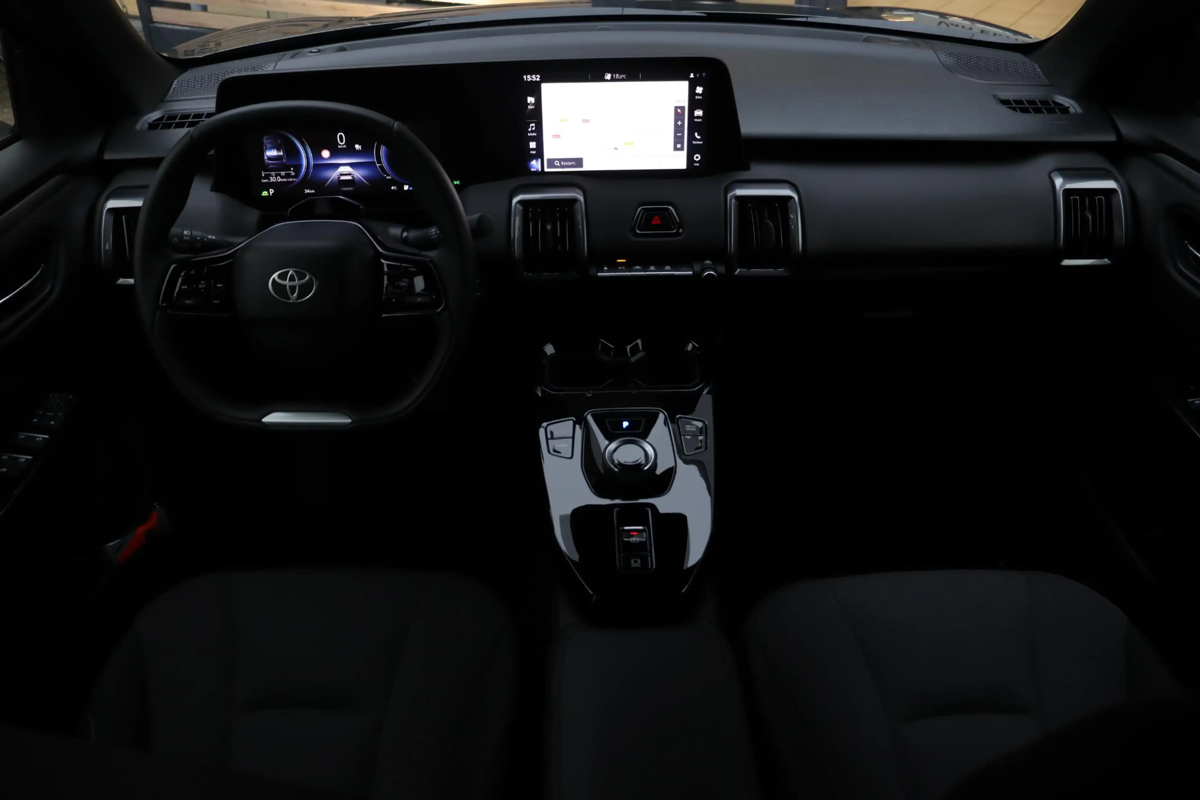Toyota Urban Cruiser Dynamic 61 kWh , Nieuw en direct leverbaar met €1. — photo 4