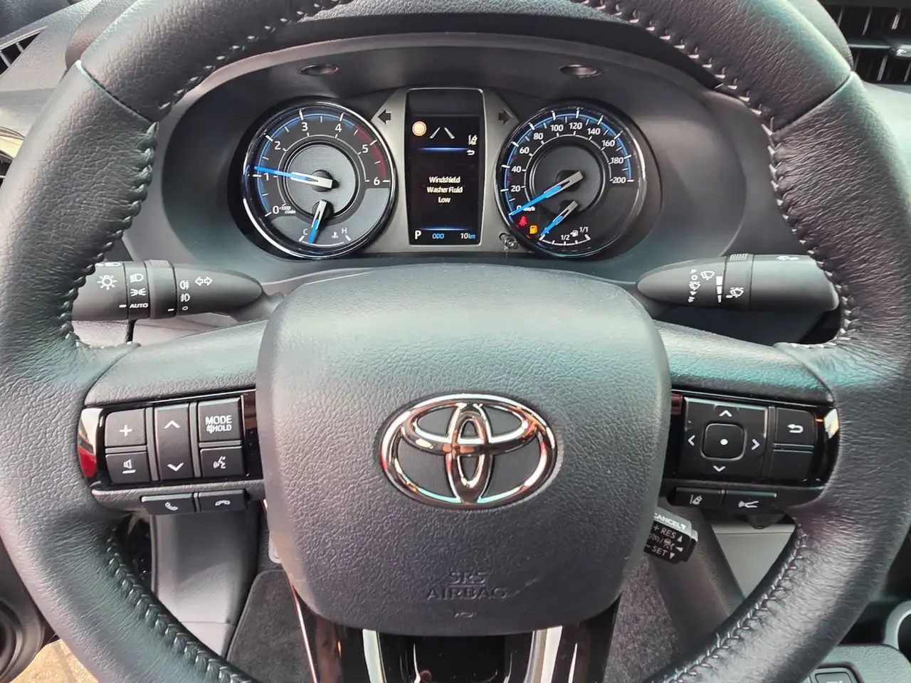 Toyota Hilux 2.8 D-4D 4x4 Double Cab Invincible Navi JBL 13