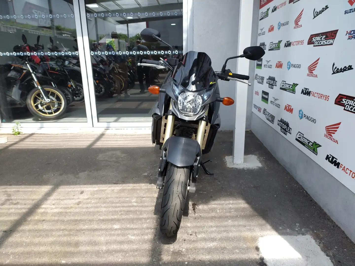 Suzuki GSR 750 Black - 2