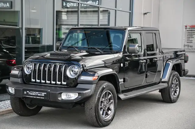 Jeep Gladiator view 2