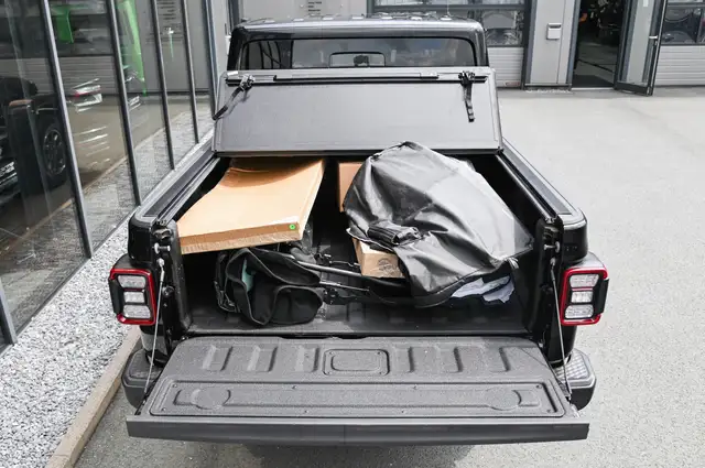 Jeep Gladiator view 25