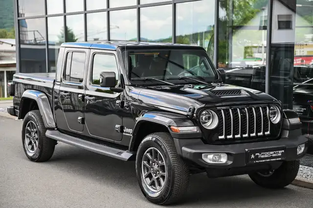 Jeep Gladiator view 3