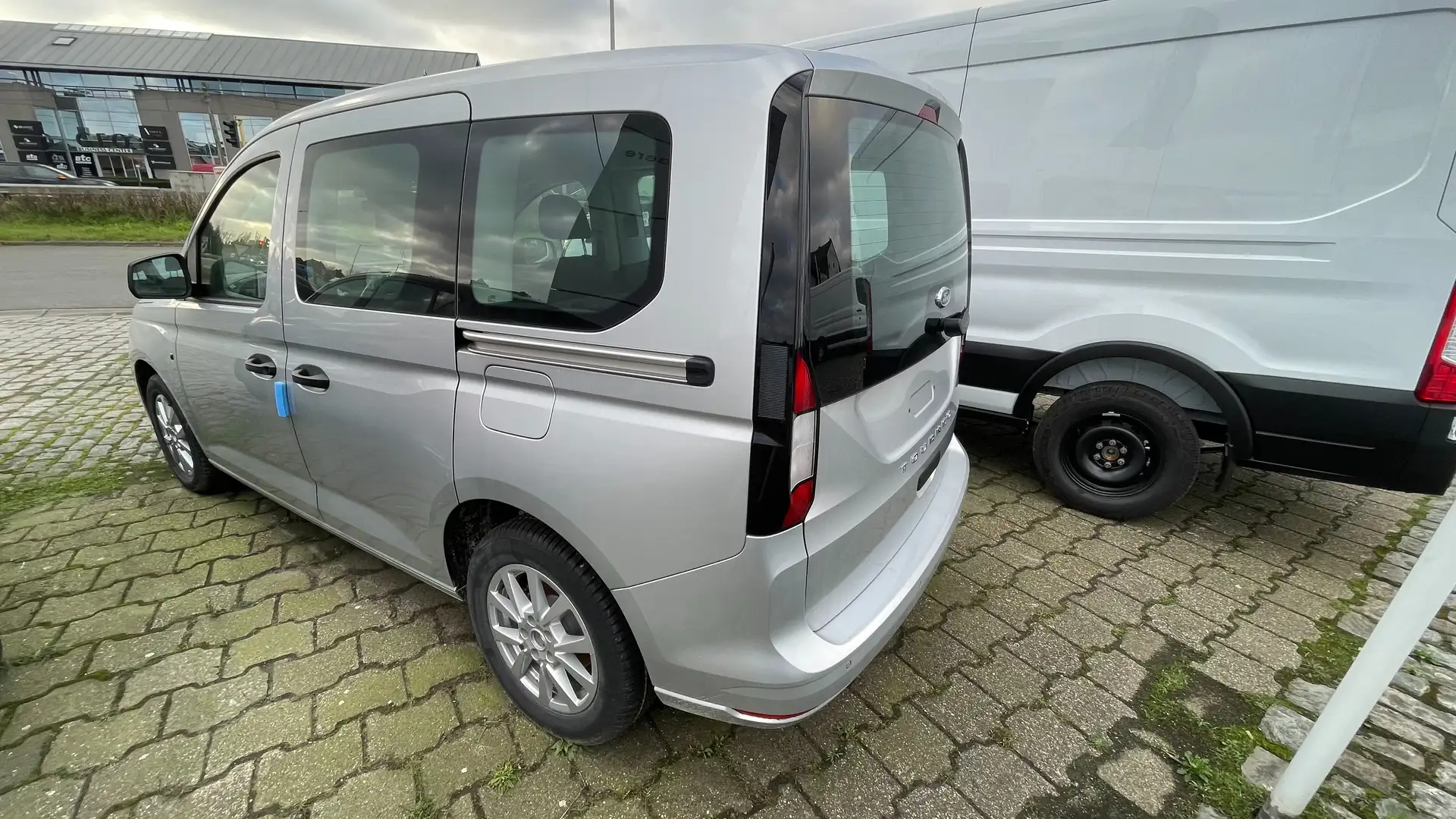 Ford Tourneo Connect Trend Plateado - 2