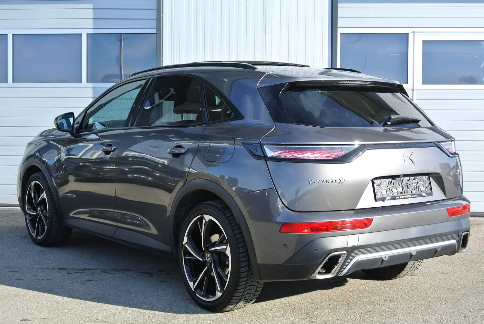 DS Automobiles DS 7 Crossback E-TENSE 300 EAT8 4X4 Lim Edit. LOUVRE *PANO *LEDER Grau - 2