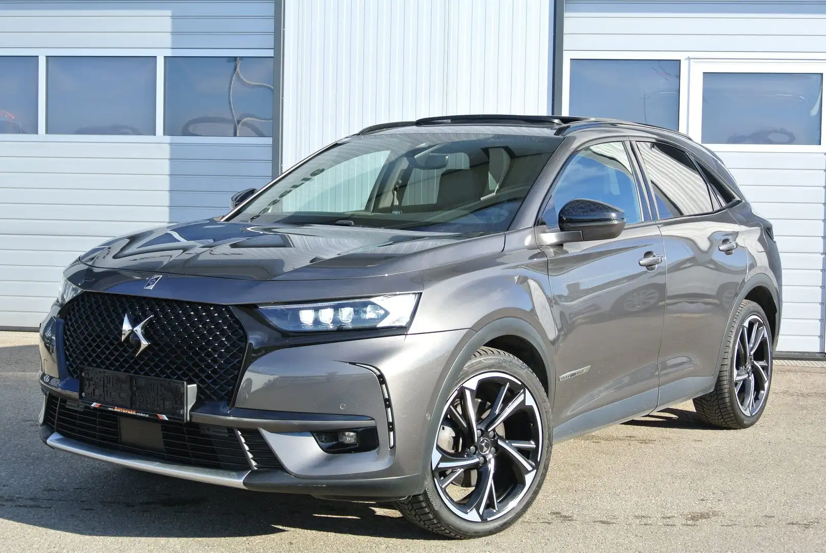 DS Automobiles DS 7 Crossback E-TENSE 300 EAT8 4X4 Lim Edit. LOUVRE *PANO *LEDER Grau - 1