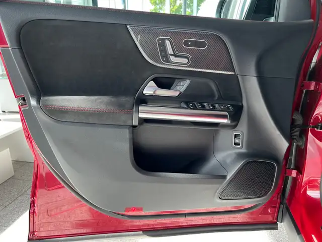 Mercedes-Benz GLA view 8