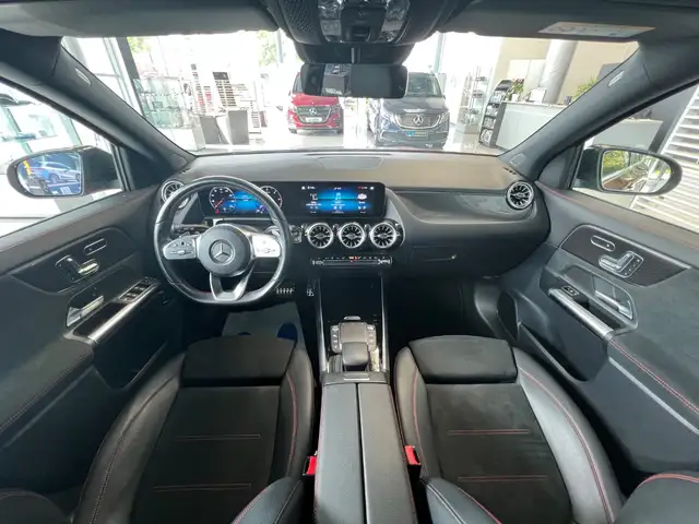 Mercedes-Benz GLA view 12