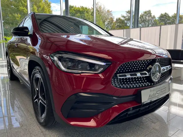 Mercedes-Benz GLA view 3