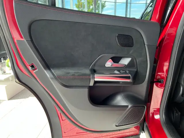 Mercedes-Benz GLA view 9