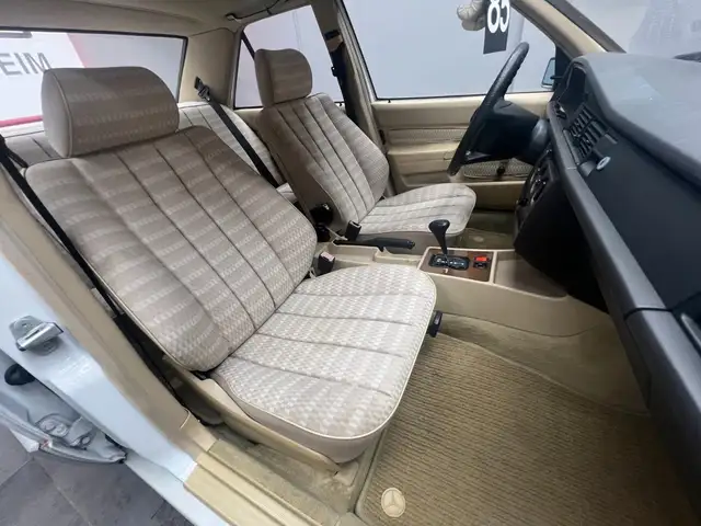 Mercedes-Benz 190 view 13