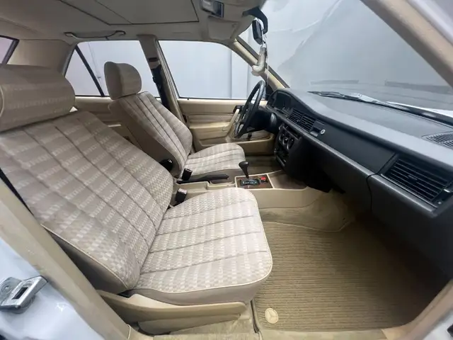 Mercedes-Benz 190 view 12