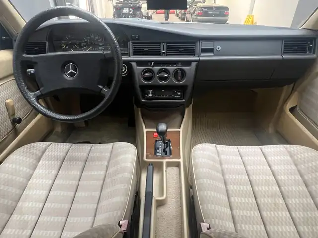 Mercedes-Benz 190 view 10