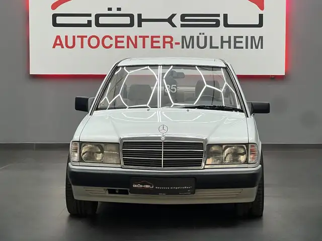 Mercedes-Benz 190 view 3