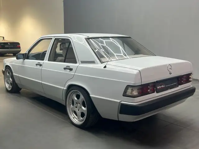 Mercedes-Benz 190 view 5