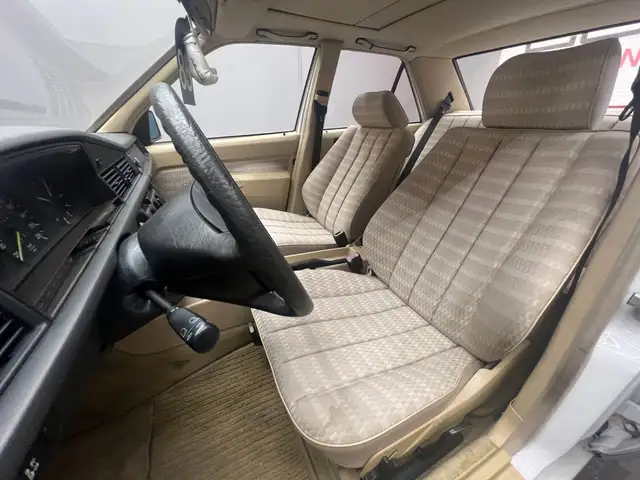 Mercedes-Benz 190 view 9
