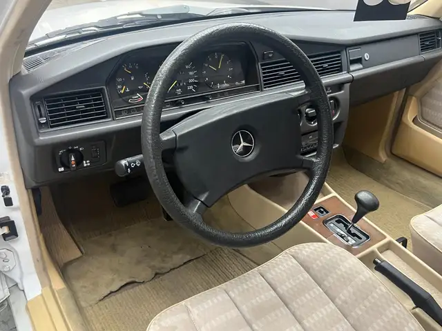 Mercedes-Benz 190 view 7