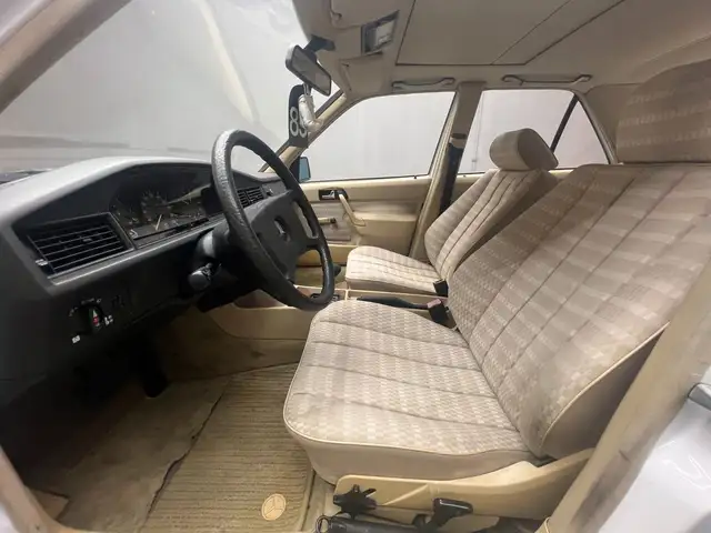 Mercedes-Benz 190 view 8