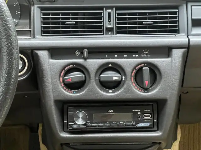 Mercedes-Benz 190 view 14