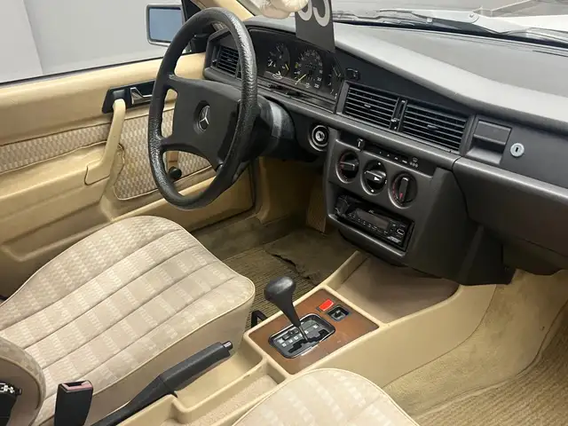 Mercedes-Benz 190 view 11