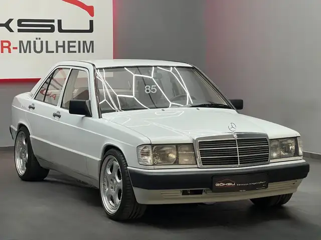 Mercedes-Benz 190 view 4