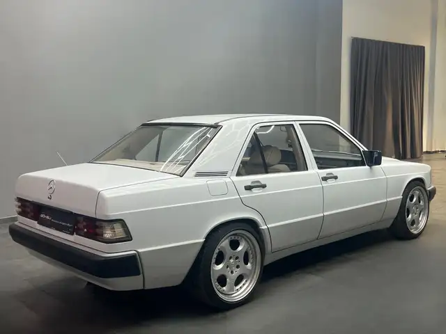 Mercedes-Benz 190 view 6
