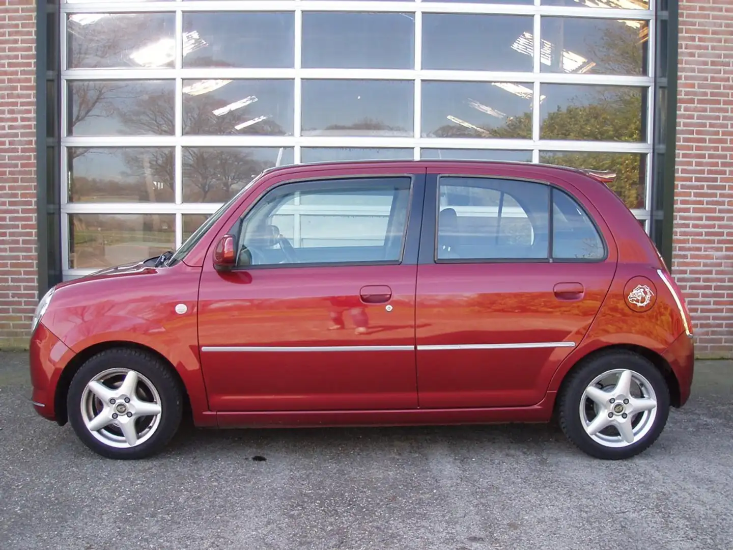 Daihatsu Trevis 1.0 5 Deurs Nieuwe APK!!! t/m 26-3-2027. Rojo - 2