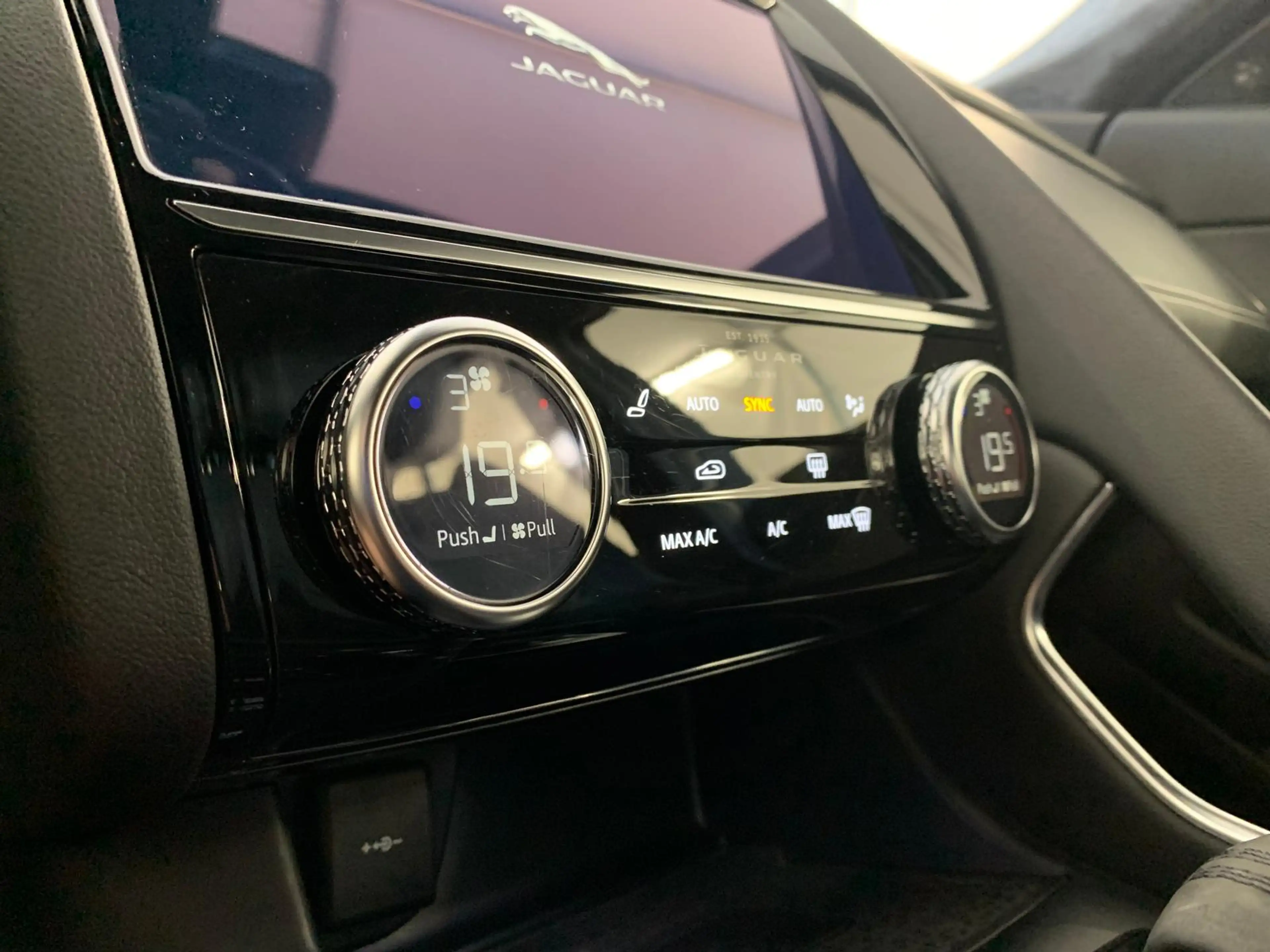 Jaguar E-Pace R-Dynamic SE AWD|BlackPack|ACC|360°|HUD — photo 15