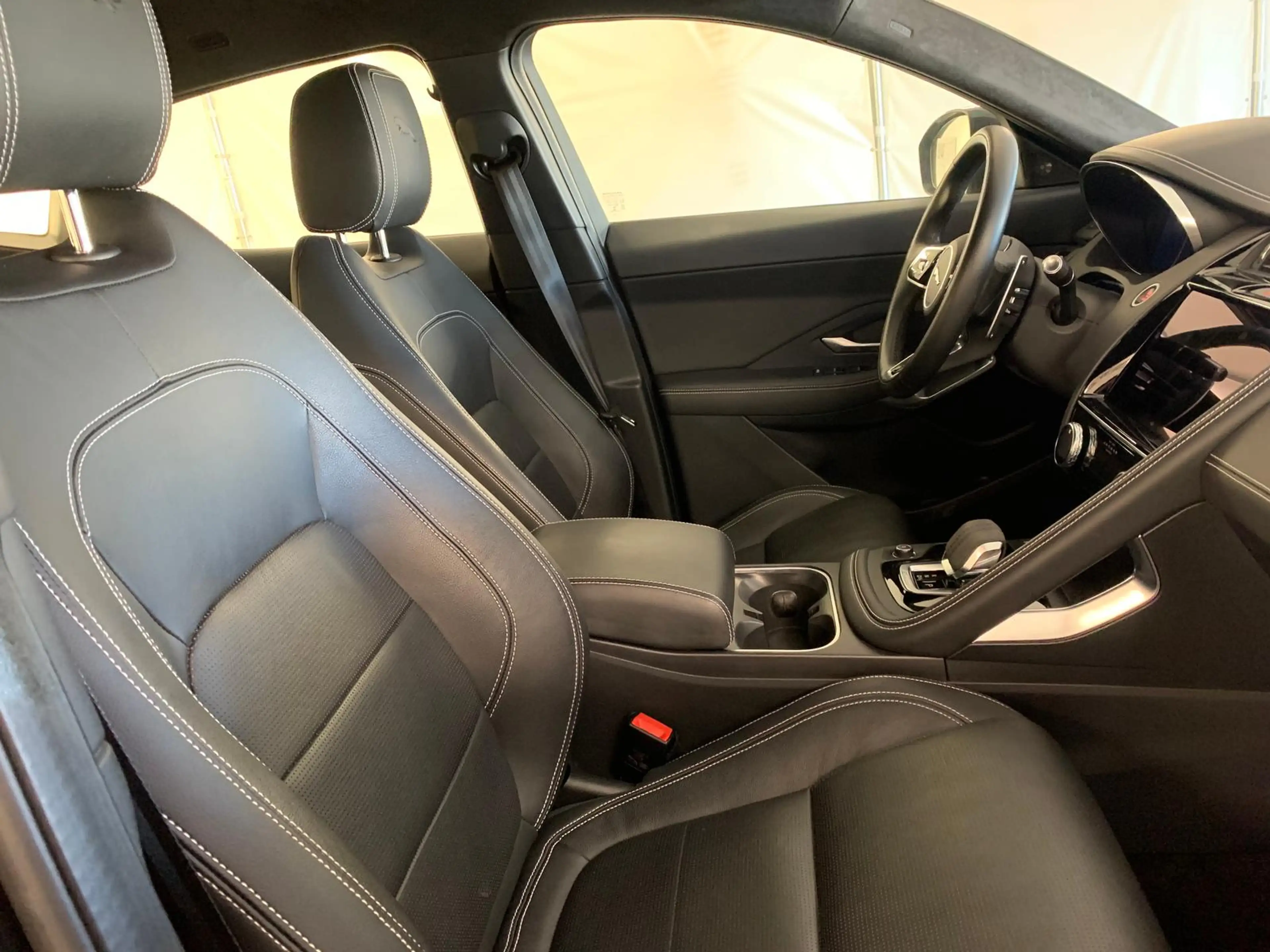 Jaguar E-Pace R-Dynamic SE AWD|BlackPack|ACC|360°|HUD — photo 3