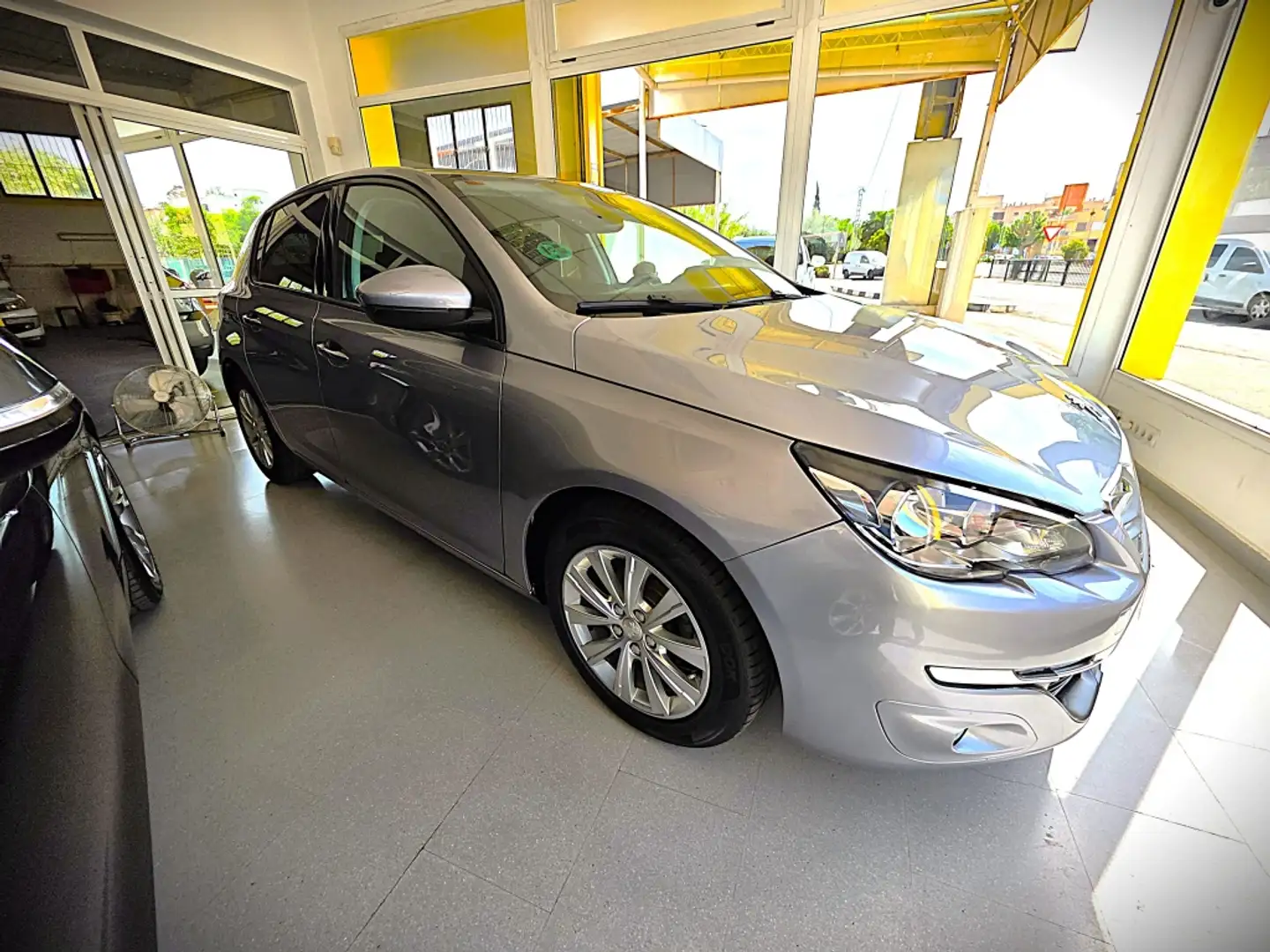 Peugeot 308 Pequeño Manual de 5 Puertas Gris - 1