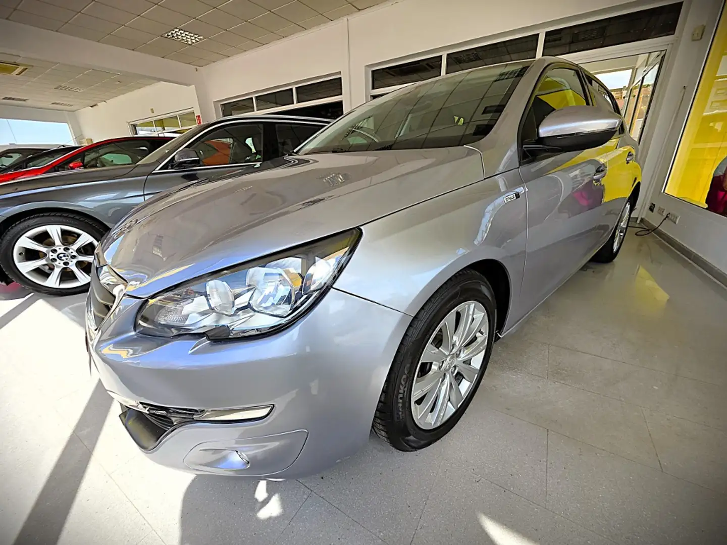 Peugeot 308 Pequeño Manual de 5 Puertas Gris - 2