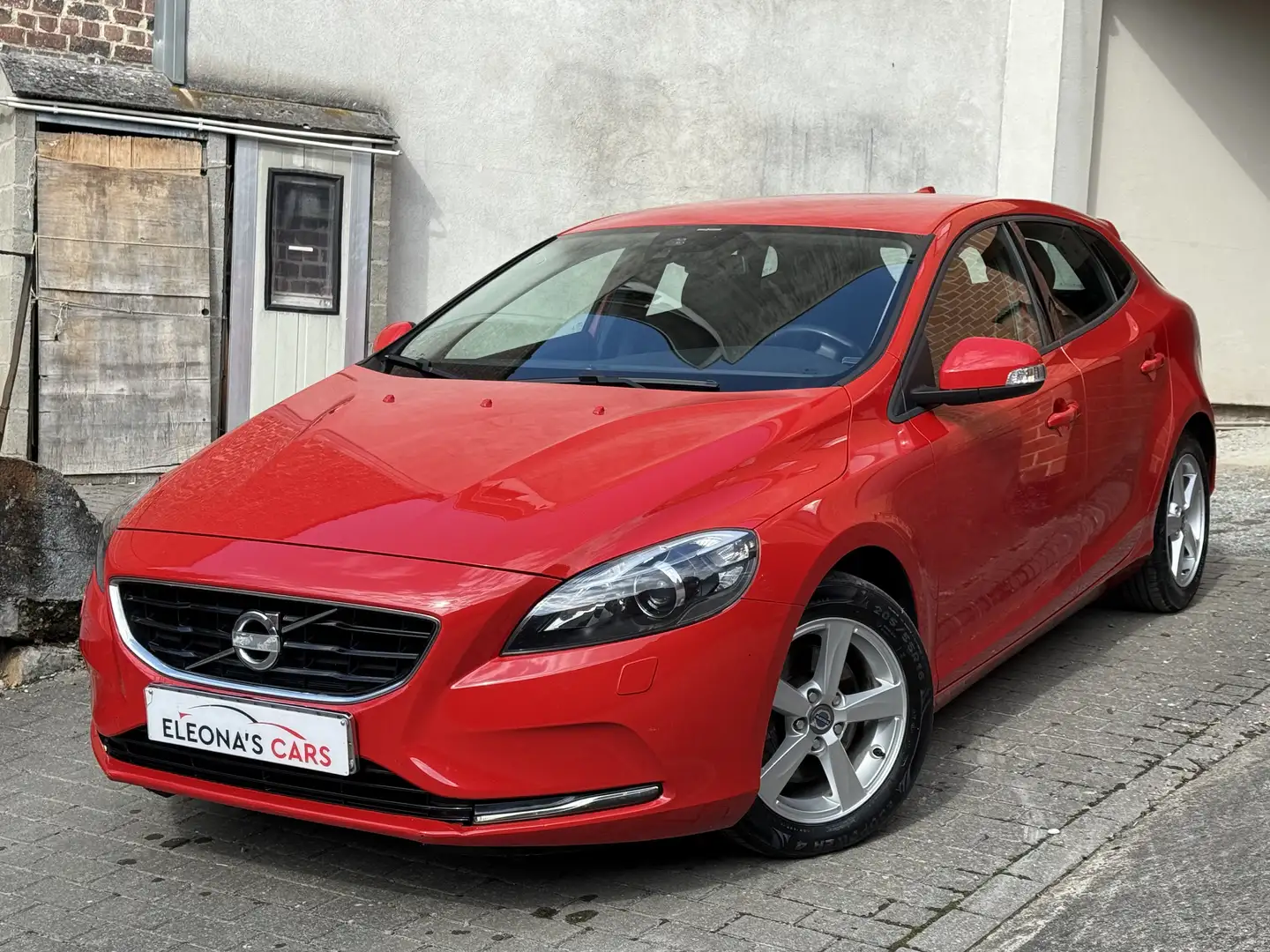 Volvo V40 1.6 T4 Momentum Rouge - 1