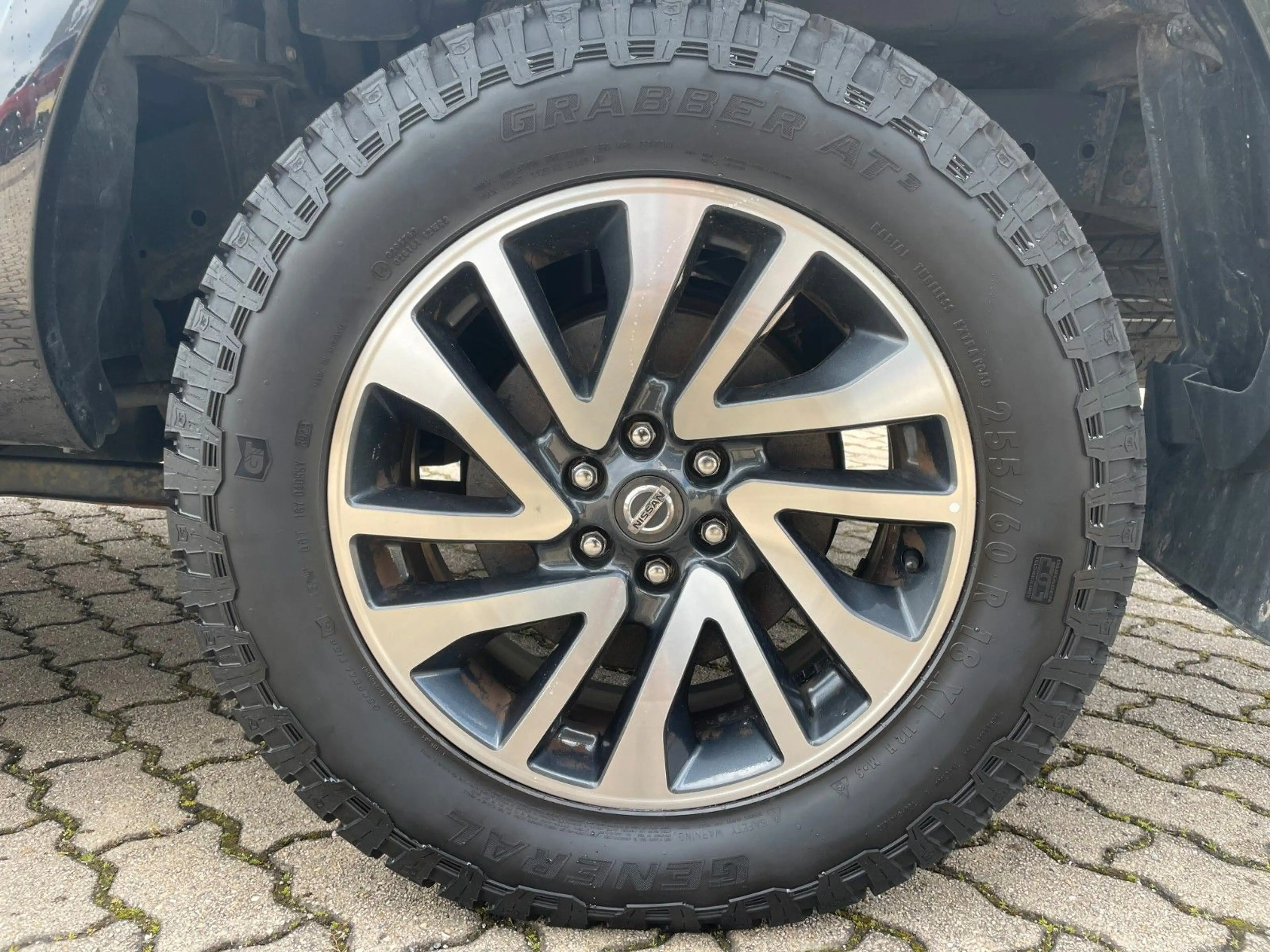 Nissan Navara NP300 Tekna Double Cab 4x4 — photo 9