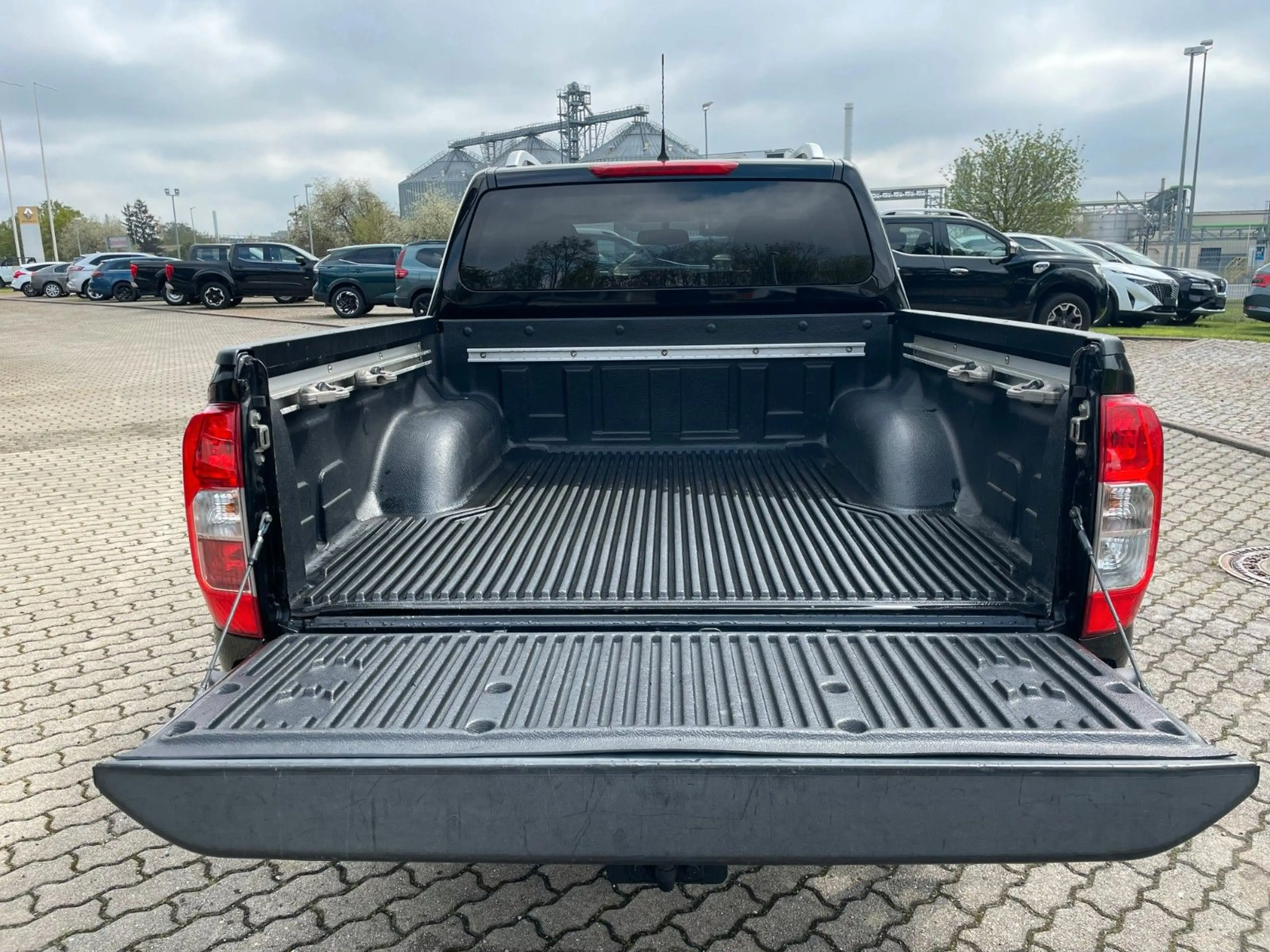 Nissan Navara NP300 Tekna Double Cab 4x4 — photo 10