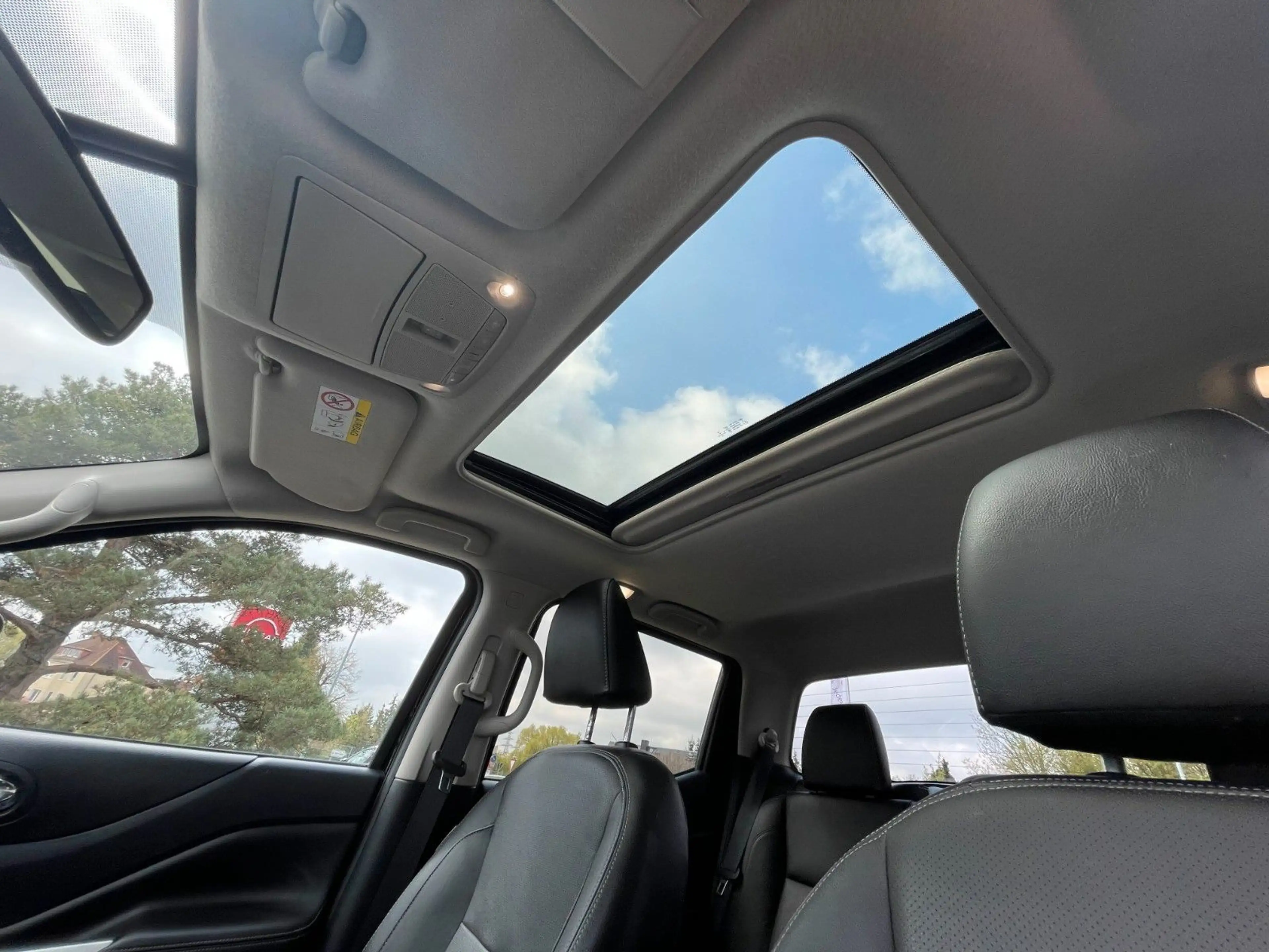 Nissan Navara NP300 Tekna Double Cab 4x4 — photo 11