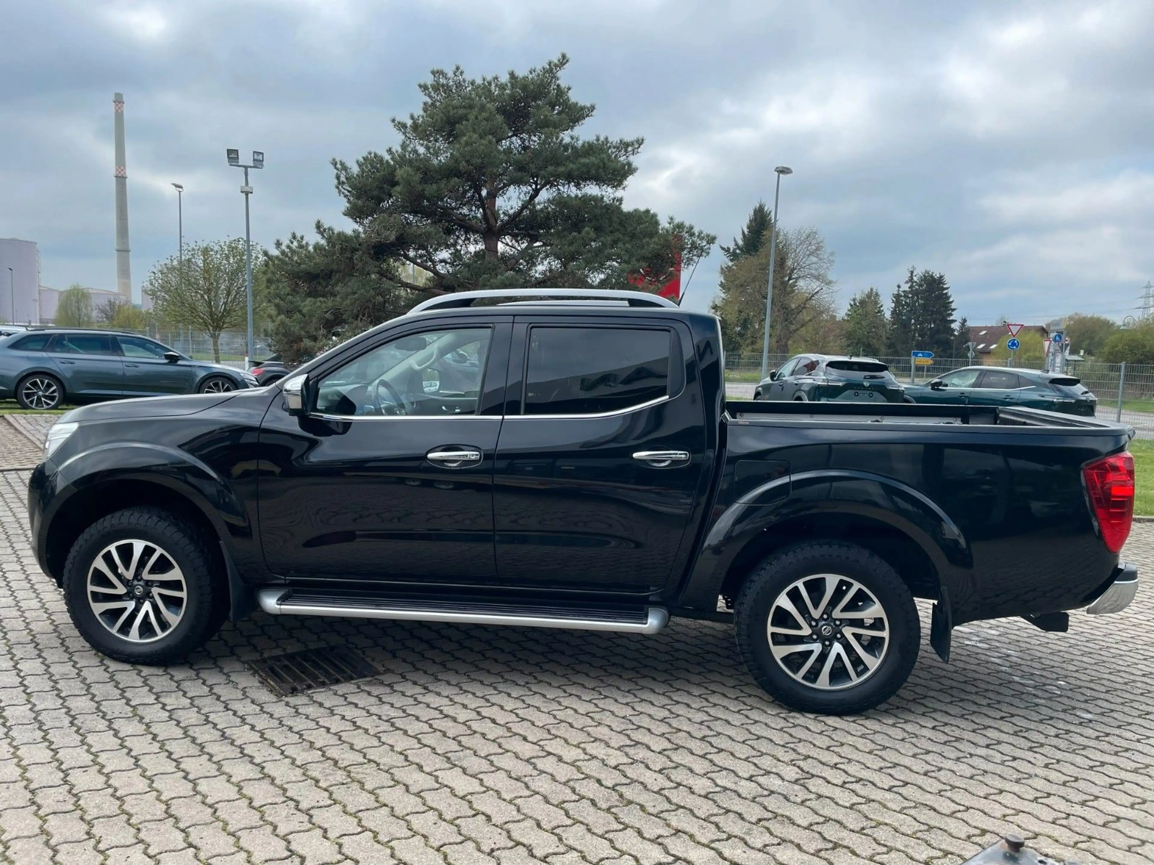 Nissan Navara NP300 Tekna Double Cab 4x4 — photo 3
