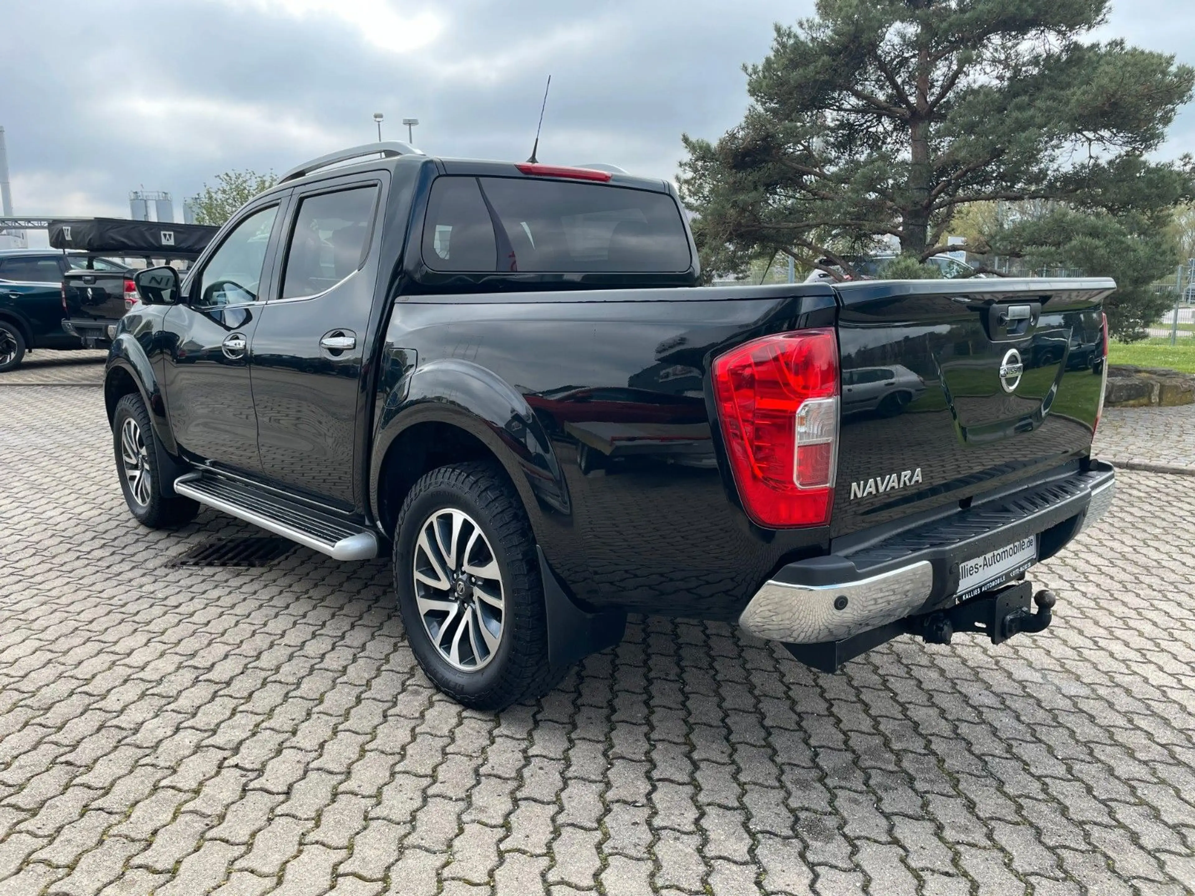 Nissan Navara NP300 Tekna Double Cab 4x4 — photo 4