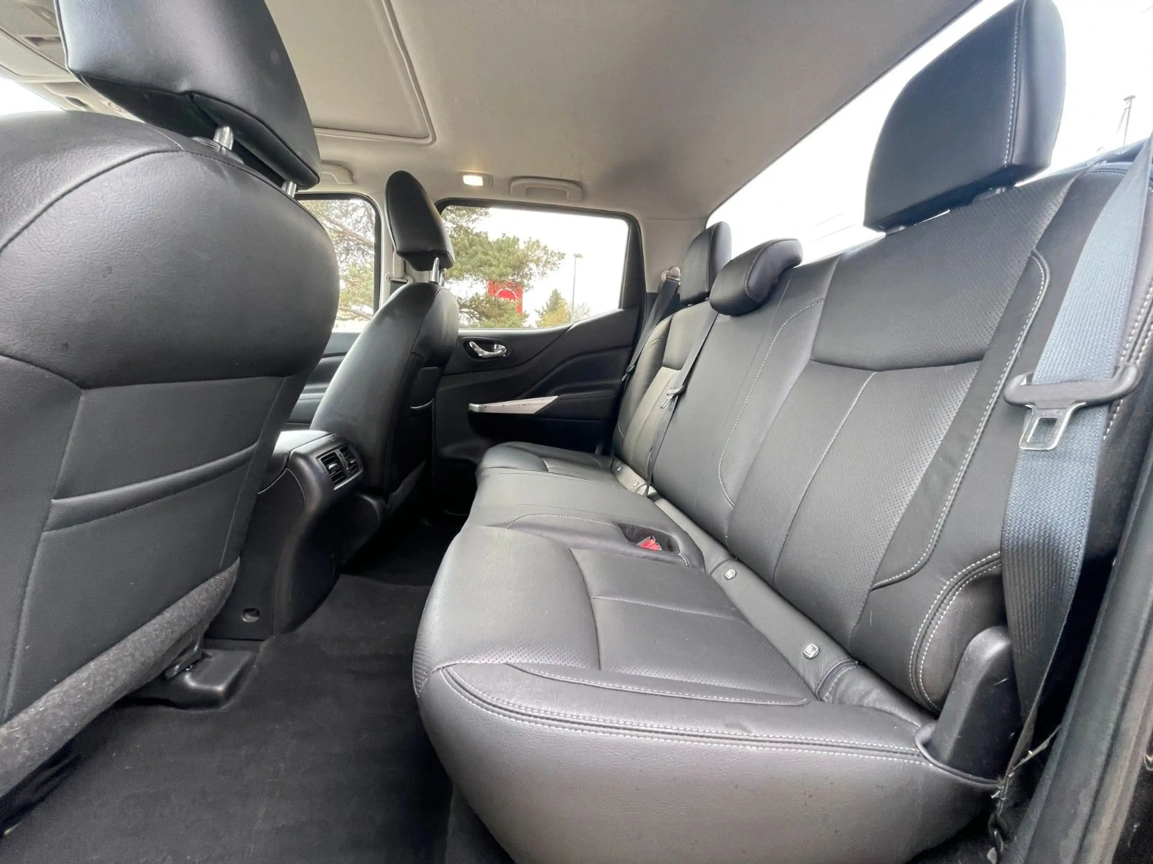 Nissan Navara NP300 Tekna Double Cab 4x4 — photo 13