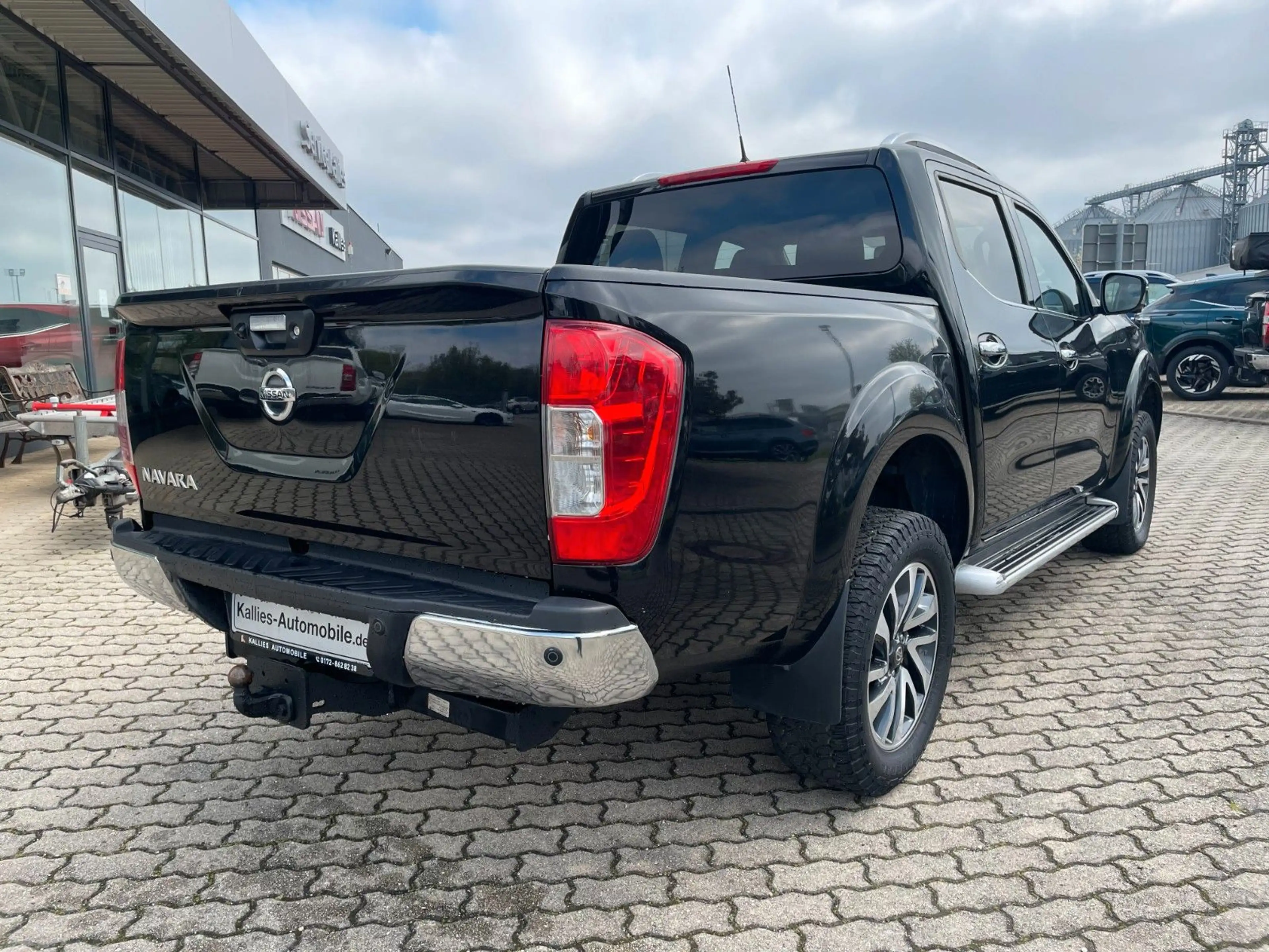 Nissan Navara NP300 Tekna Double Cab 4x4 — photo 6