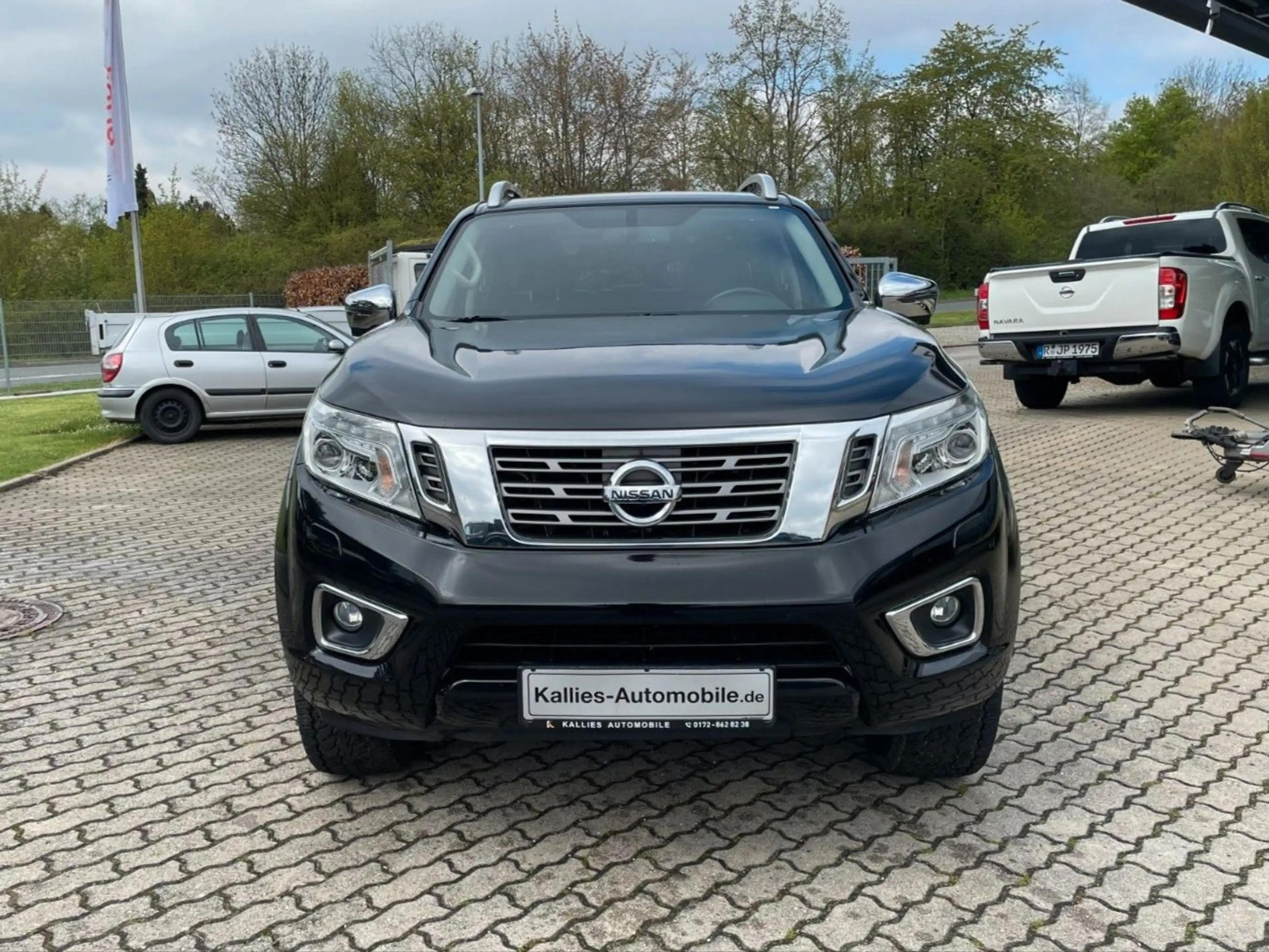 Nissan Navara NP300 Tekna Double Cab 4x4 — photo 2