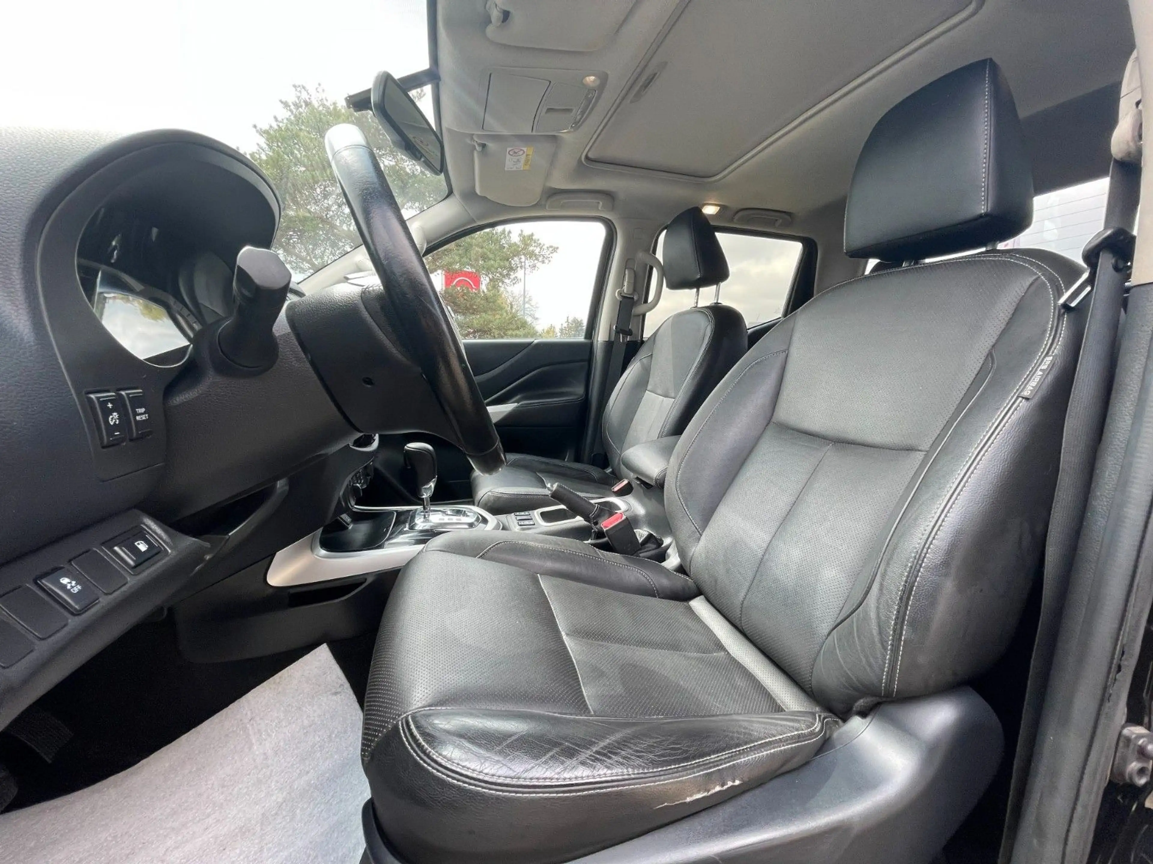 Nissan Navara NP300 Tekna Double Cab 4x4 — photo 12